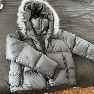 Woman’s black north face coat. Size medium. Like new condition.
